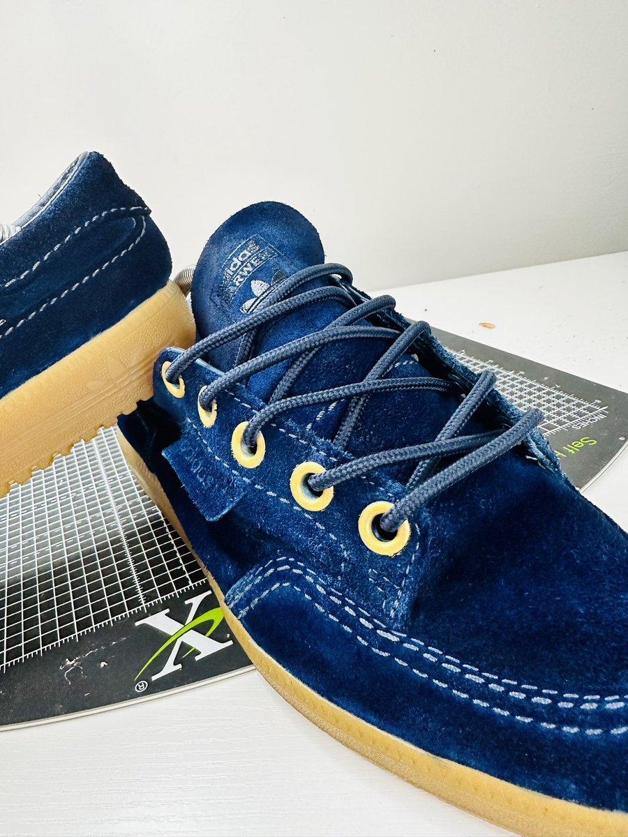 CustomsRe5's tweet photo. Was asked to change up a pair of old Garwens that had seen better days and I know the NGs are this colour but we made the eyelets gold and put rounds in them and now look like a pair of kickers I had 🤣🤣🤣 https://t.co/xssmZlKAGm