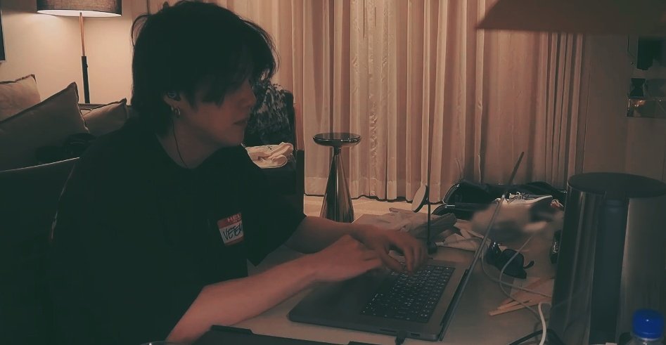 return_season's tweet photo. 다큐 속 작업하는 윤기 https://t.co/5IjlvV1RLK