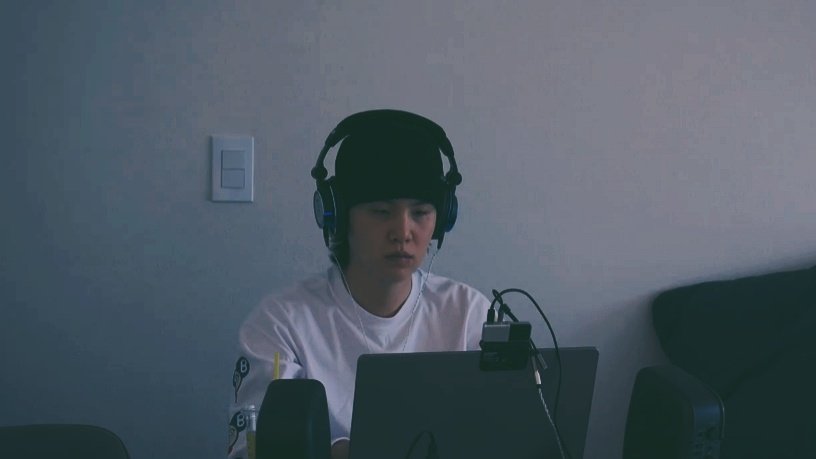 return_season's tweet photo. 다큐 속 작업하는 윤기 https://t.co/5IjlvV1RLK