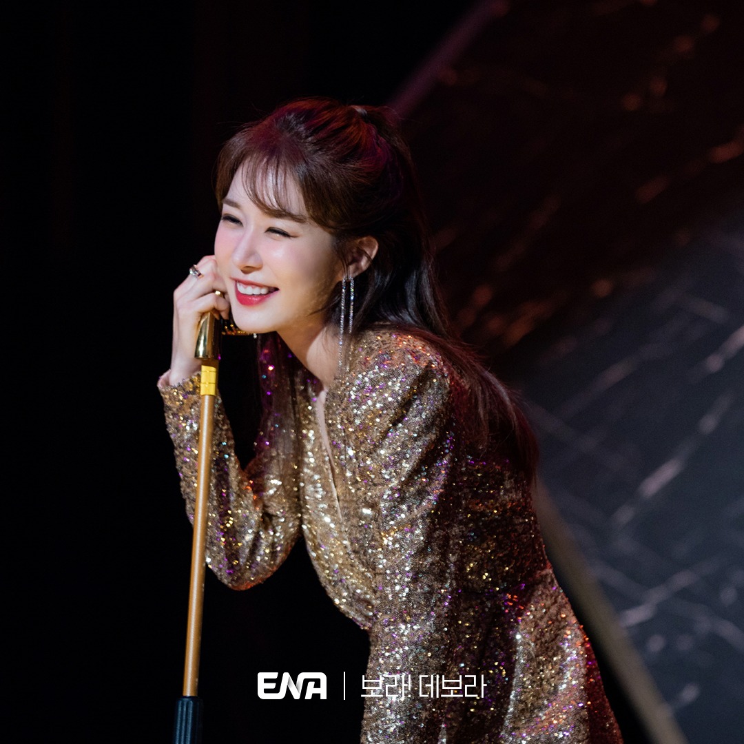 kdramadiarylogs's tweet photo. 👩💻𝗞-𝗗𝗥𝗔𝗠𝗔 𝗥𝗘𝗖𝗔𝗣: All rational love advice Bora previously said was no use when she confronts her own disappointing breakup in #TrueToLoveEp3 and #TrueToLoveEp4. 💔
#YooInNa #YoonHyunMin
#JooSangWook #HwangChanSung
𝗥𝗘𝗔𝗗 𝗥𝗘𝗖𝗔𝗣 🔗https://t.co/lxbeo6fI2s https://t.co/8QKldReIZs