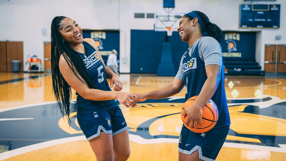 uncgwbb's tweet photo. One of the best 🤩 👩‍🎓

Take a read through @ThaRealExGreer's journey from student-athlete to pharmacist 🏀 ➡️ 👩‍⚕️

 📰 https://t.co/YNJ5brqhrH
📽️ https://t.co/nZu4tHq8a5
#letsgoG https://t.co/FB0qf40ue3