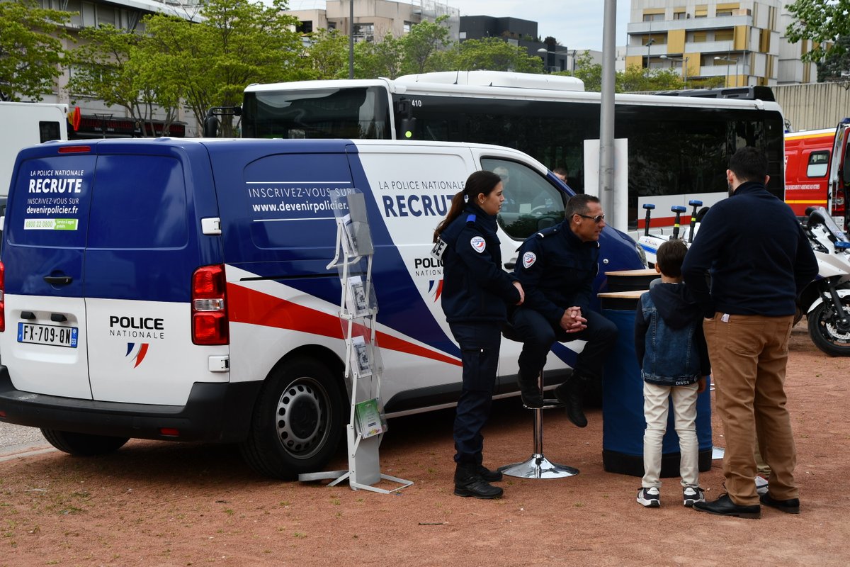 PoliceNat69's tweet photo. [#PolicePopulation]
Aujourd'hui , étape du @RaidAventureRAO sur la place Latarget 69008. Les habitants de cet arrondissement et surtout la jeunesse, ont pu profiter pleinement des animations proposées. Les échanges avec @PoliceNat69 et la PM de #Lyon furent nombreux. https://t.co/ae6CDQ9oDP