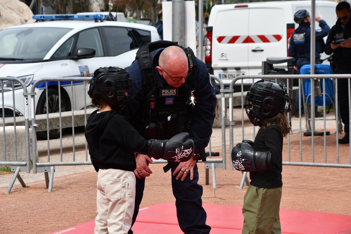 PoliceNat69's tweet photo. [#PolicePopulation]
Aujourd'hui , étape du @RaidAventureRAO sur la place Latarget 69008. Les habitants de cet arrondissement et surtout la jeunesse, ont pu profiter pleinement des animations proposées. Les échanges avec @PoliceNat69 et la PM de #Lyon furent nombreux. https://t.co/ae6CDQ9oDP