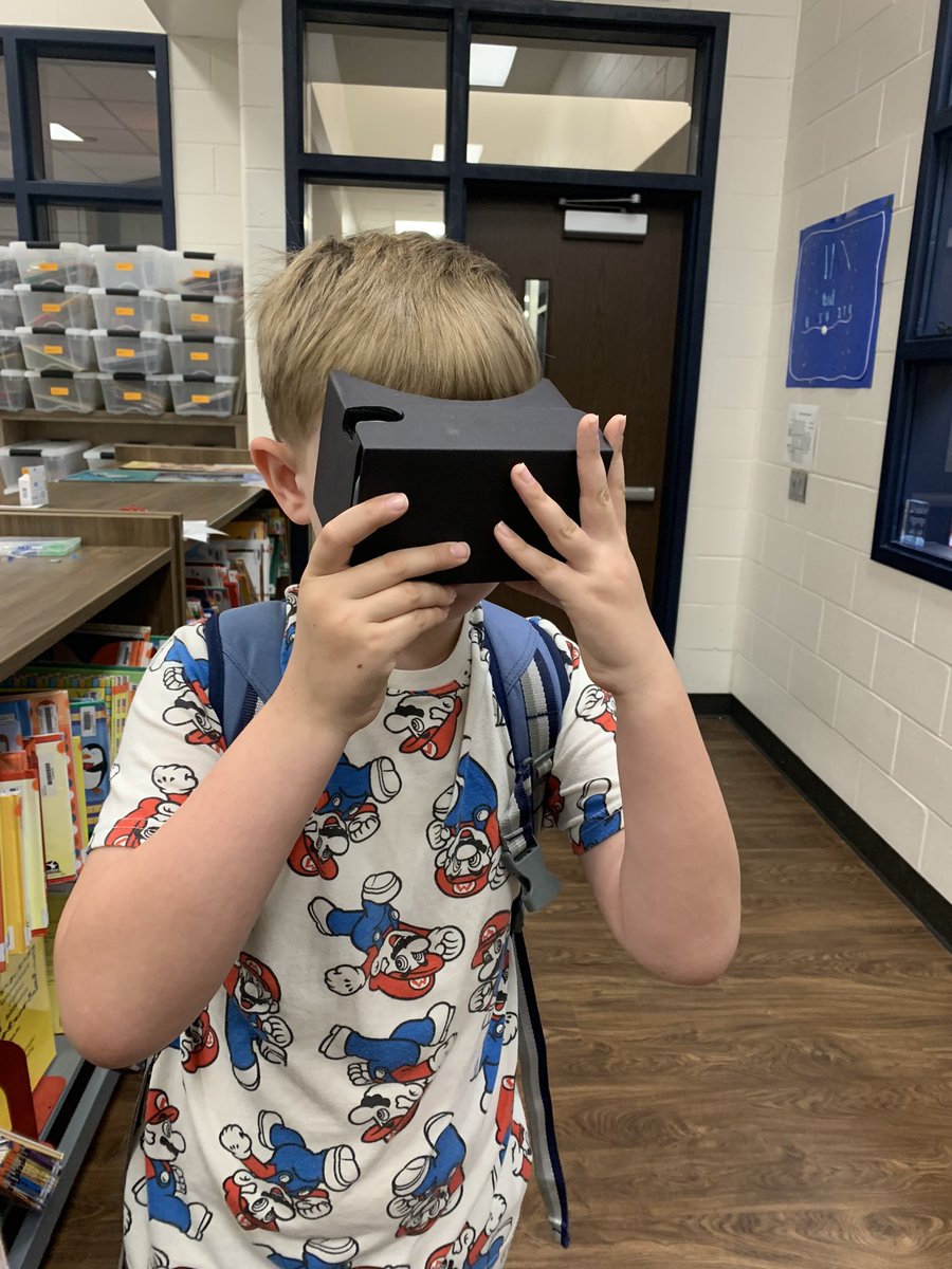 MissAndrew_FCE's tweet photo. Thanks to a few donated smartphones, we were able to use our new VR headsets with this week’s library rotation on Dark Sky Week, &amp; students are already coming in before school to ask for them! Thank you to everyone who supported our @DonorsChoose! @HumbleISD_FCE @HumbleISD_lib https://t.co/gLsb4NRTF3