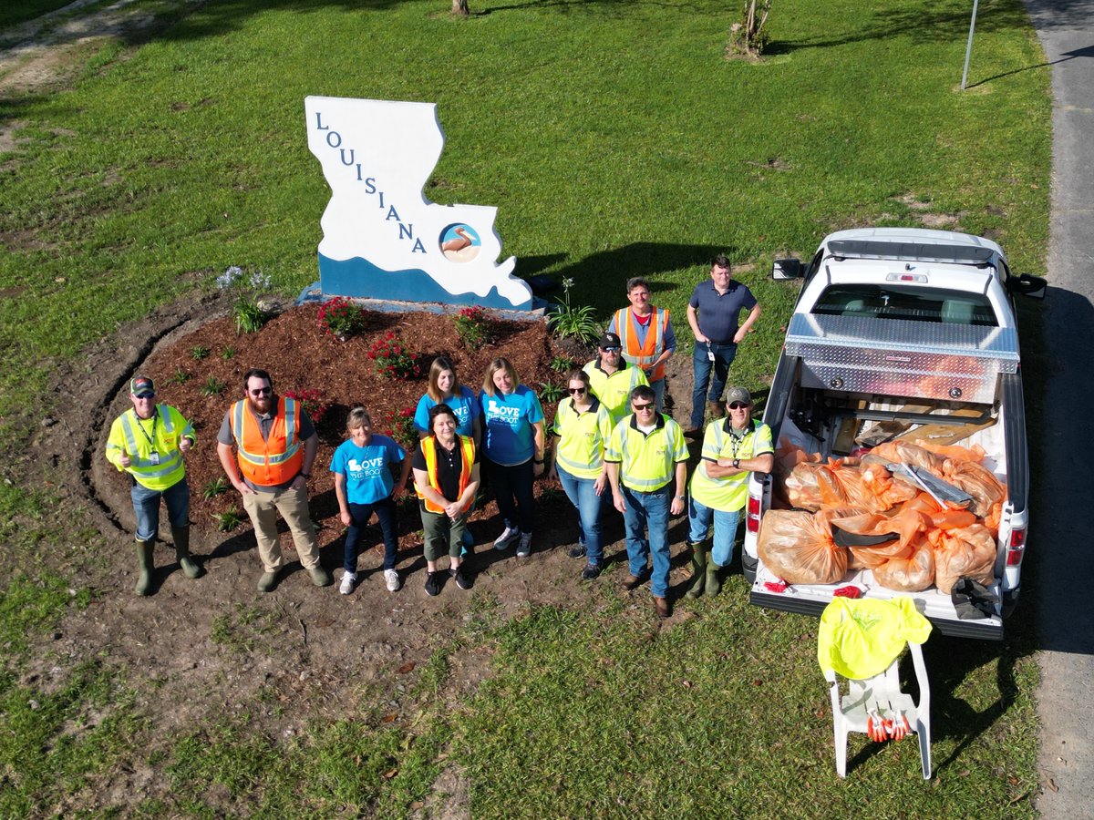 La_DOTD's tweet photo. Our DOTD crews cleaning areas along Airline Hwy in East Baton Rouge Parish for #LovetheBootWeek! @KeepLABeautiful https://t.co/nvdtlMQcgN