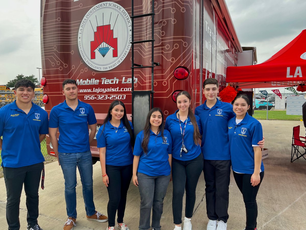PalmviewNHS's tweet photo. Día De Los Niños! 🪅🎊 PHS NHS and @lajoyaisd celebrates our children! 💙🧒🏻👦🏻 #diadelosniños #nationalhonorsociety https://t.co/zV5pWguihQ