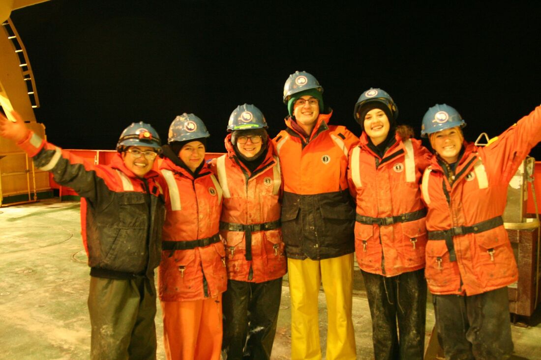cmichSE's tweet photo. Freshman Lindsay Uzarski is spending her spring
on the icy water of Antarctica working with Dr. Mahon collecting and studying invertebrates. At CMU We Do Real-World-Hands-On. #CmichSE #CmichBIO https://t.co/yIGORxDZsR