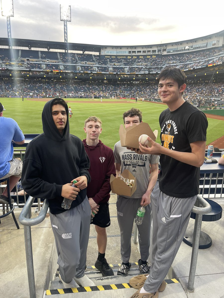 CoachHazelton21's tweet photo. 17u HGSL enjoying a beautiful day in Pittsburgh before we kick off the 2023 @HGSL_HoopGroup season! @RivalsNation @TBCircuit @StephenCapua @NEBallAcademy #RivalsWay https://t.co/MKgsMJnXem