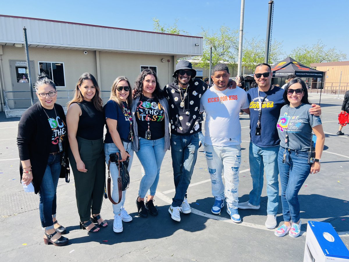 DamianVlsqz13's tweet photo. Our SBAC Rally was a HIT!
Thank you Jovon from 103.9, Johnell from Kicks4Kids, Tym4Change, and Garces High-school volunteers for making THIS happen for our students. Your support is greatly appreciated.
Our Lancer students deserved this!
ππππΌ
#TeamBCSD #TeamLongfellow https://t.co/wu4gvH8wzu
