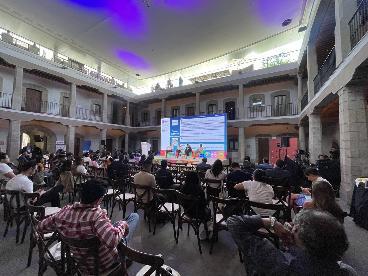 tintacallejera's tweet photo. Mi querido amigo y colega BBS, Bernardo Bike Sustainable
@BernardoBaranda, moderando la penúltima mesa en el extraordinario foro #Ideamos. Felicidades, @ITDPmx @FundacionKaluz @ExpansionMx @el_BID. https://t.co/3Ih64EHzPS