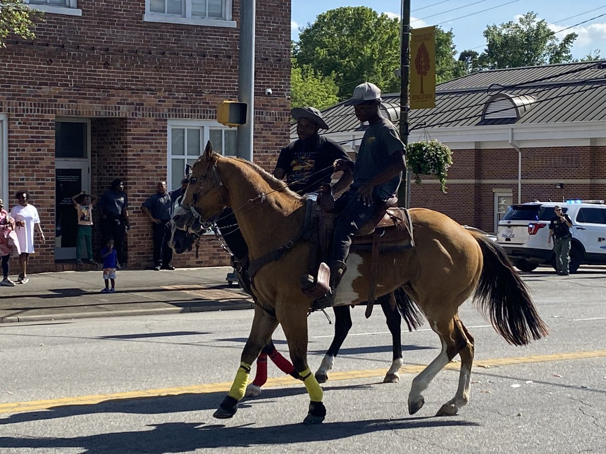 dakotawatson803's tweet photo. It’s Darius Rush Day in Kingstree, SC. I didn’t do a headcount, but I’m fairly sure the entire town is here. What an incredible day for the former @GamecockFB standout, and soon to be NFL defensive back. This is going to be a @GamecocksPlus story you have to see. https://t.co/89c3qaW5P4