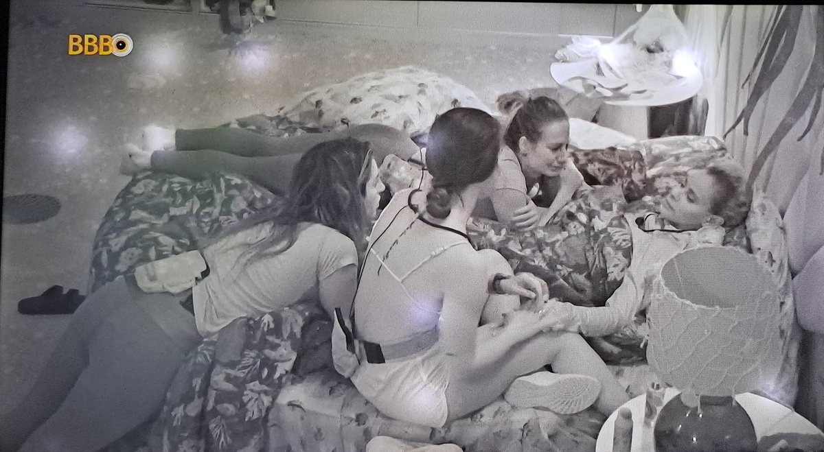 GiselyCosta83's tweet photo. Que lindas 🫶
Nossas deserticas sempre juntas!!
Bruna muito emocionada 😭
#BBB23 #TeamGriphao #brumanda #Bruline #brulari #BrunaGriphao https://t.co/6IP5xnRf02