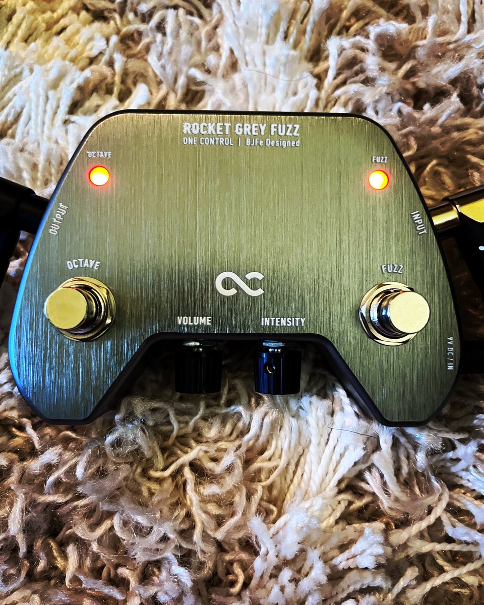 LaramieDean's tweet image. Fuzz Friday! In the studio today with @OneControlUSA Rocket 🚀 Grey Fuzz!!!