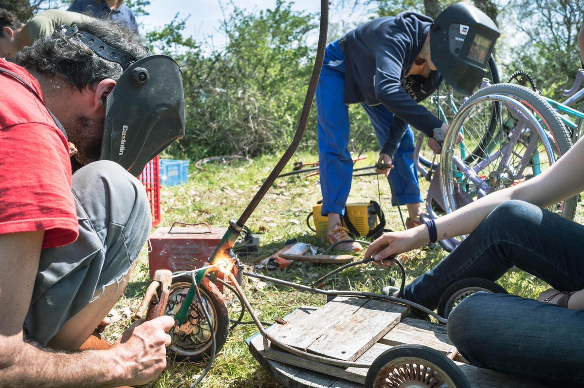 terresdeluttes's tweet photo. 🎪 Le camp est monté sur le tracé de l'autoroute, les bolides sont entrain d'être construits et le travail de la terre pour les jardins partagés à commencé!
✊ Rejoignez la manifestation: rdv demain à 12h sur le camp!
📲 Boucle d'infos telegram https://t.co/jdAk0ca8ra
#StopA69 ⛔️ https://t.co/vHjDFBH7yW