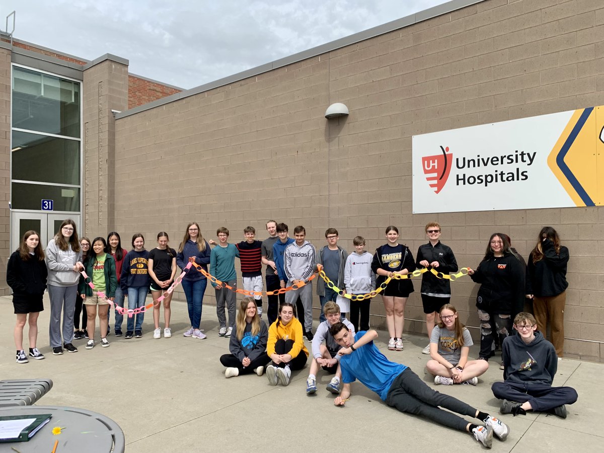 NRCSRangers's tweet photo. #FeedGoodFriday
Today Mrs. Koehler's 8th grade Honors ELA @NRAC3_8 participated in a Paper Chain Discussion/Experiment that visually demonstrated how interconnectedness influences character development and common themes in multiple novels students are currently reading. https://t.co/zOnpfCDoxr