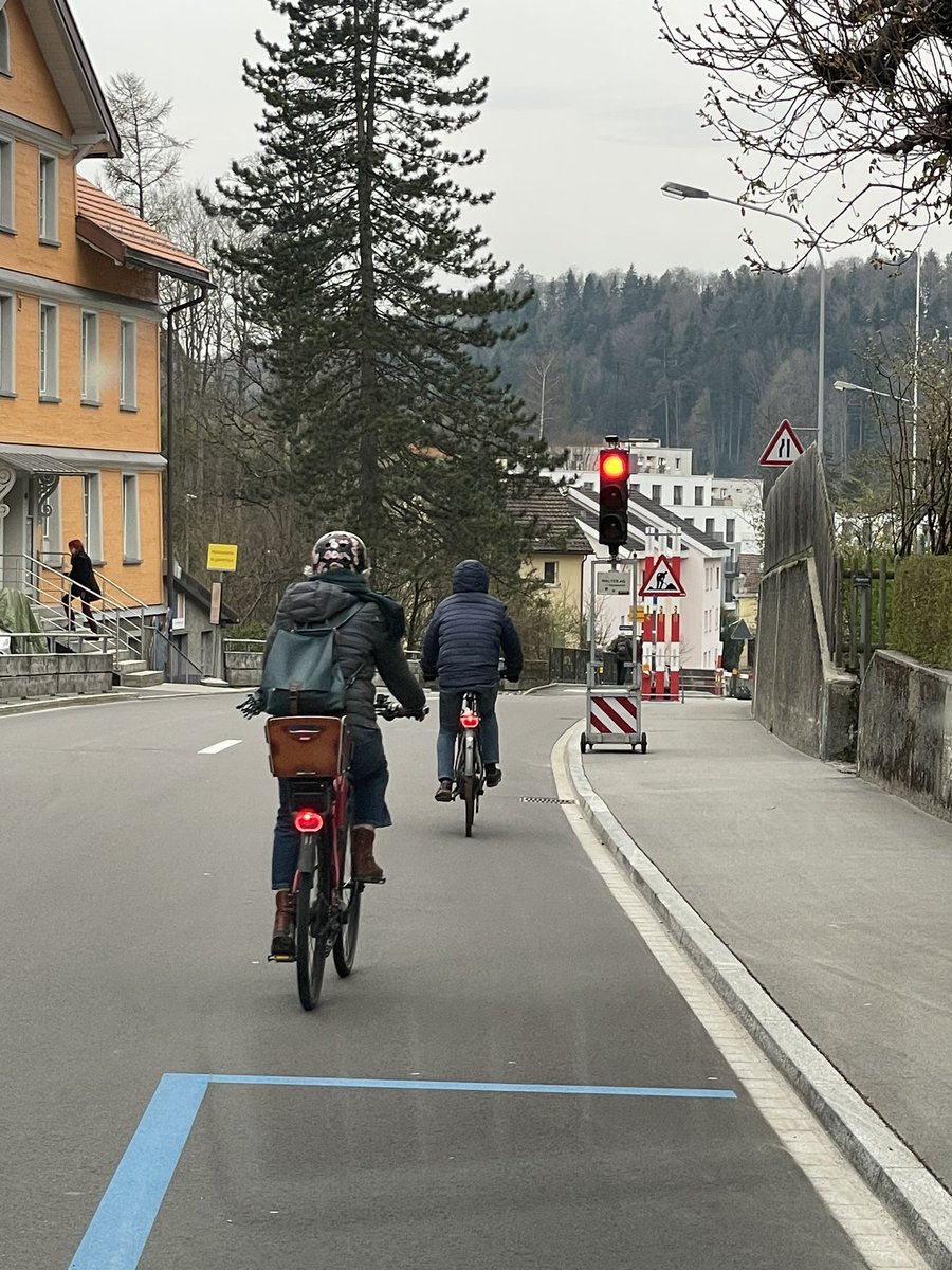 michalnavratil9's tweet photo. Saint Gallen ve 🇨🇭je údolí a kopce. Mnohem větší než v Praze. Přesto jsem tu za chvíli potkal desítky lidí na elektro kolech, co do tech kopců a z kopců vesele svisteli. 

Protože:

1. Dole v údolí je rozumna infrastruktura
2. V kopcich je všude 30 a neparkuji tam všude auta

A jasně, díky kupní síle mají na nákup těch kol. Ale na denní ježdění má většina lidí i u nás dražší auta než pár tisíc eur, zejo.