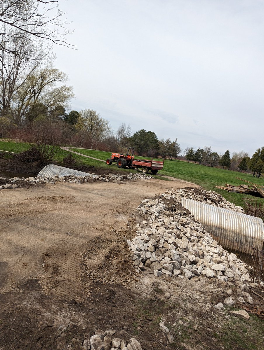 Gotta love when a team can pull together and accomplish a quick and effective repair. Big thanks to <a href="/markprieur/">Mark R Prieur</a> and <a href="/JamesDick_JDC/">JamesDick Aggregates</a> for the prompt ag supply!