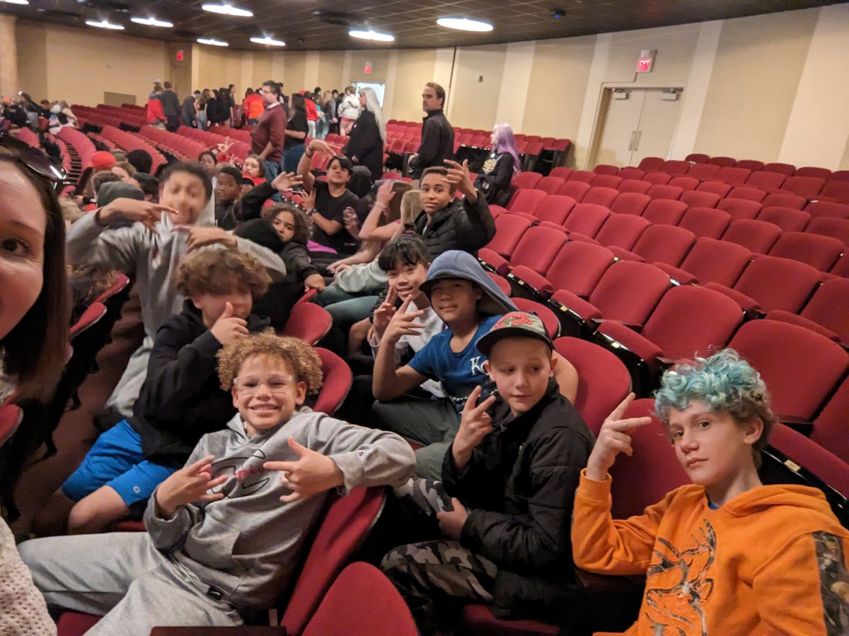 ReaderRBS's tweet photo. We had a fun afternoon learning more about creating graphic novels from the author of one of our favorite books, Swim Team. Thanks @j_xmas for coming to Columbia. Thanks @kltown for making this happen. #cpsbest #scholarsfirst #readingteacher #SMSreads #teacherlife https://t.co/soQYQOtLfa