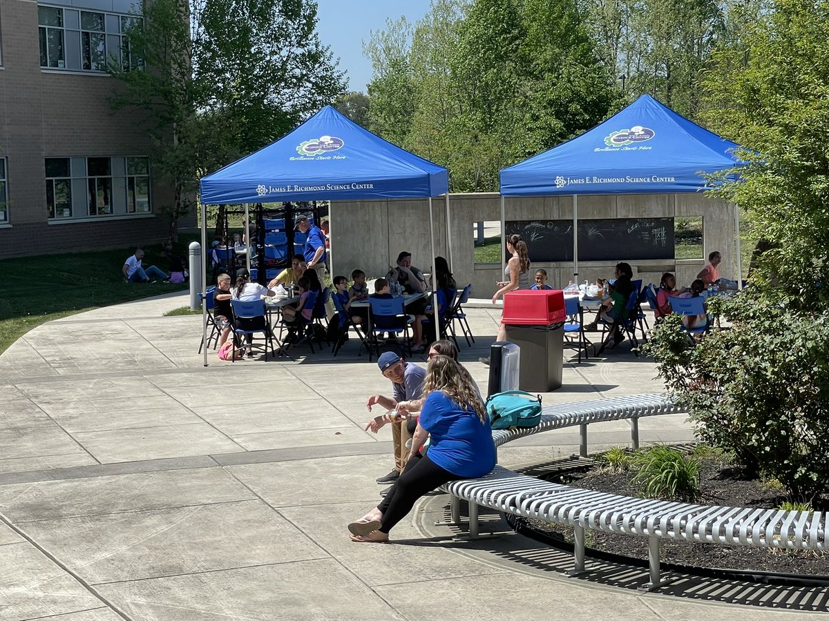 It’s a beautiful day! So why not have the field trip eat lunch outside in the courtyard?! #fieldtrip #Science #scienceisfun #lunch #SunnyDay