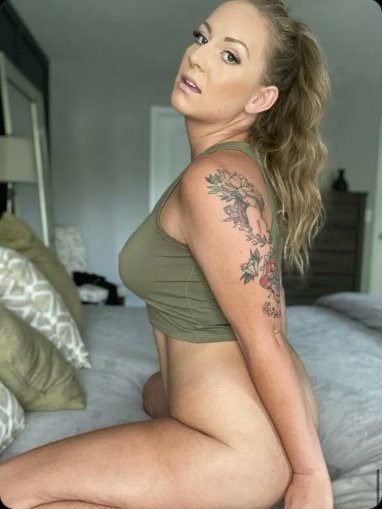 Milfylust's tweet photo. Sure, we can fck, but we have to cuddle &amp; netflix after. Deals? https://t.co/p4RLsQdluB