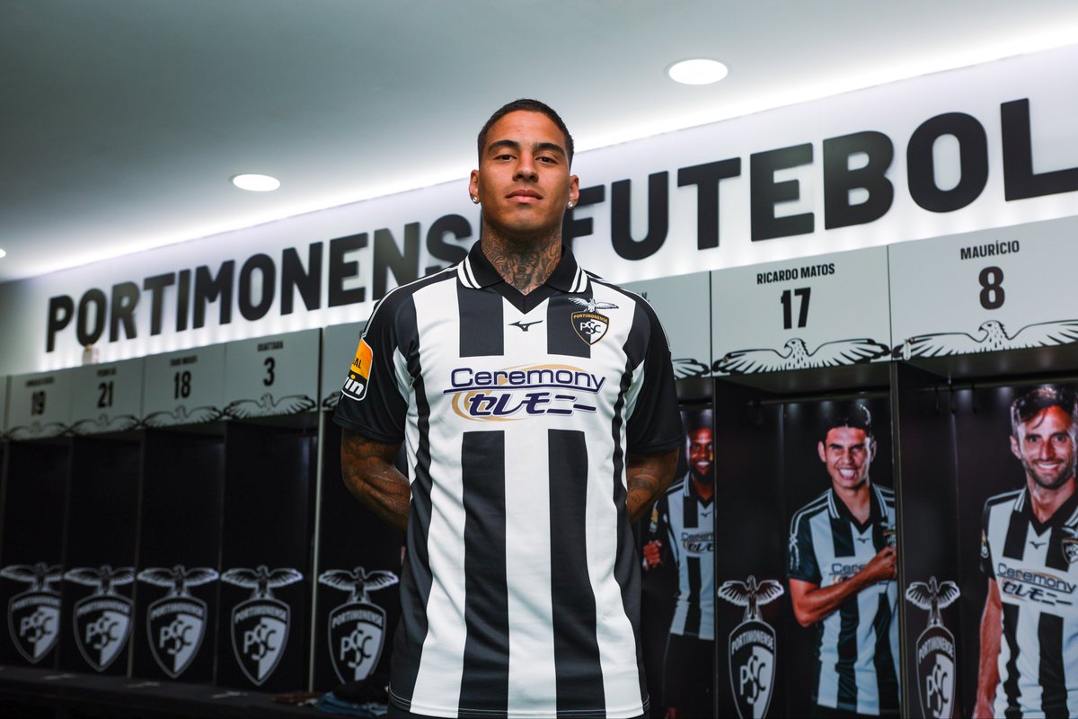 PortimonenseSAD's tweet photo. Continuaremos juntos  🖤

Carlinhos renova contrato até 2026. 

#somosportimonense https://t.co/SZedtidAWa