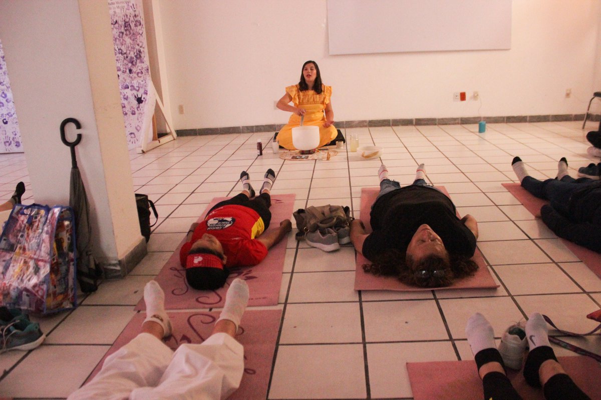 Con el objetivo de brindar herramientas para mejorar el bienestar físico y emocional, el día de hoy se impartió un taller de "Meditación con cuencos".