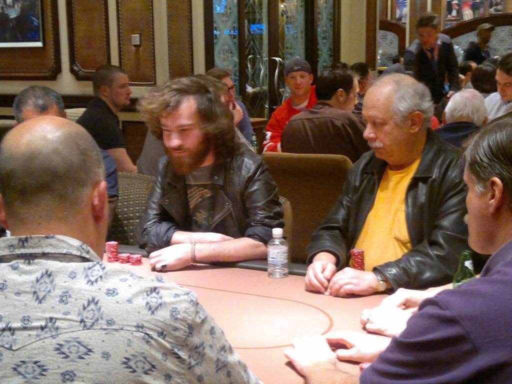 Premier Vegas à 24ans, j'avais 15k de roll et je jouais en 1/3 au Bellagio
Une grand mère m'avait volé ma blind et mes parents se sont foutus de ma gueule 
Good times