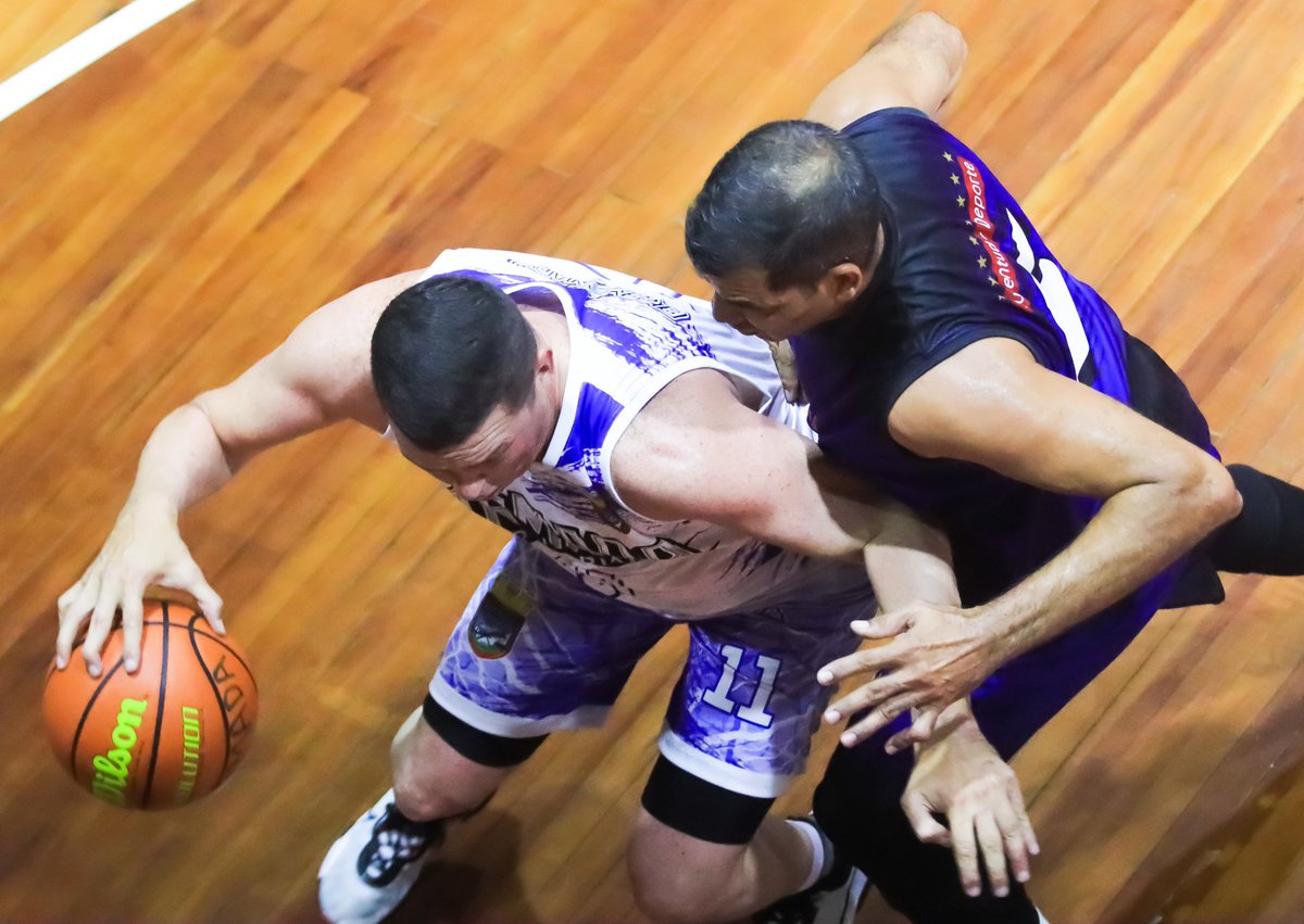 Los Corsarios de la <a href="/ArmadaFANBVzla/">Armada_ve</a>  arrasaron la Caballería del @somos_ejercito con marcador 72-51 manteniendo su invicto.
Los Centauros golpearon primero blandiendo sus lanzas efectivamente contra el conjunto neptuniano, que tardó un poco en organizar una contraofensiva eficaz