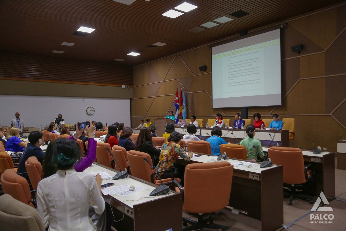 🇨🇺🇻🇳 En la jornada de hoy integrantes de la Federación de Mujeres Cubanas y la Unión de Mujeres de Vietnam sostuvieron un intercambio en nuestro Palacio de Convenciones con el objetivo de compartir experiencias, estrechar los vínculos de amistad e impulsar la igualdad de género.