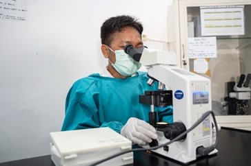 RTIfightsNTDs's tweet photo. 🔬Strong lab systems are essential to #beatNTDs. Learn how lab technician Arief Rakhman is supporting Indonesia's efforts to eliminate neglected tropical diseases – from sample collection in remote communities to processing in the lab https://t.co/zNr20WVMI4  #WorldLaboratoryDay https://t.co/wlYE0gfdVa