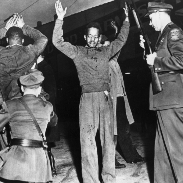 oxfordamerican's tweet image. “Change did not come overnight, but Sheean’s reporting from Lawrenceburg signaled an awakening.”

—@twhundley explores one of the first police brutality cases to be publicized in major newspapers across America in “Front Page News.” #Issue120

ow.ly/KiXB50NPlTK  

📸 Getty