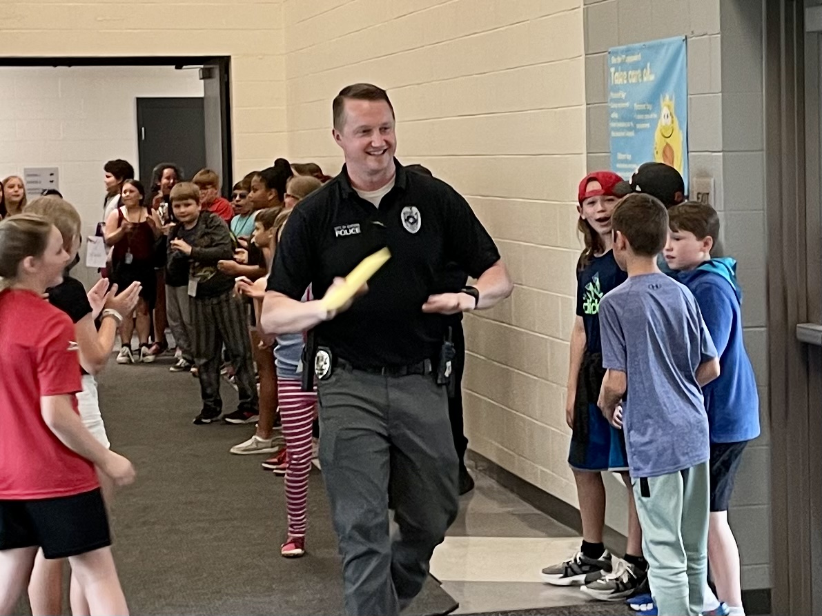 Kramer_TSD's tweet photo. Thank you and good luck to our @OxfordOhioPD SRO Officer Hayes.  Officer Hayes is heading to a new police department.  Thank you for keeping us safe and making a difference at Kramer over the last 4 years!  @OPD_ChiefJJ @MrMerzTSD #prepareandeducate #community #SRO https://t.co/ly0wbcNxXh