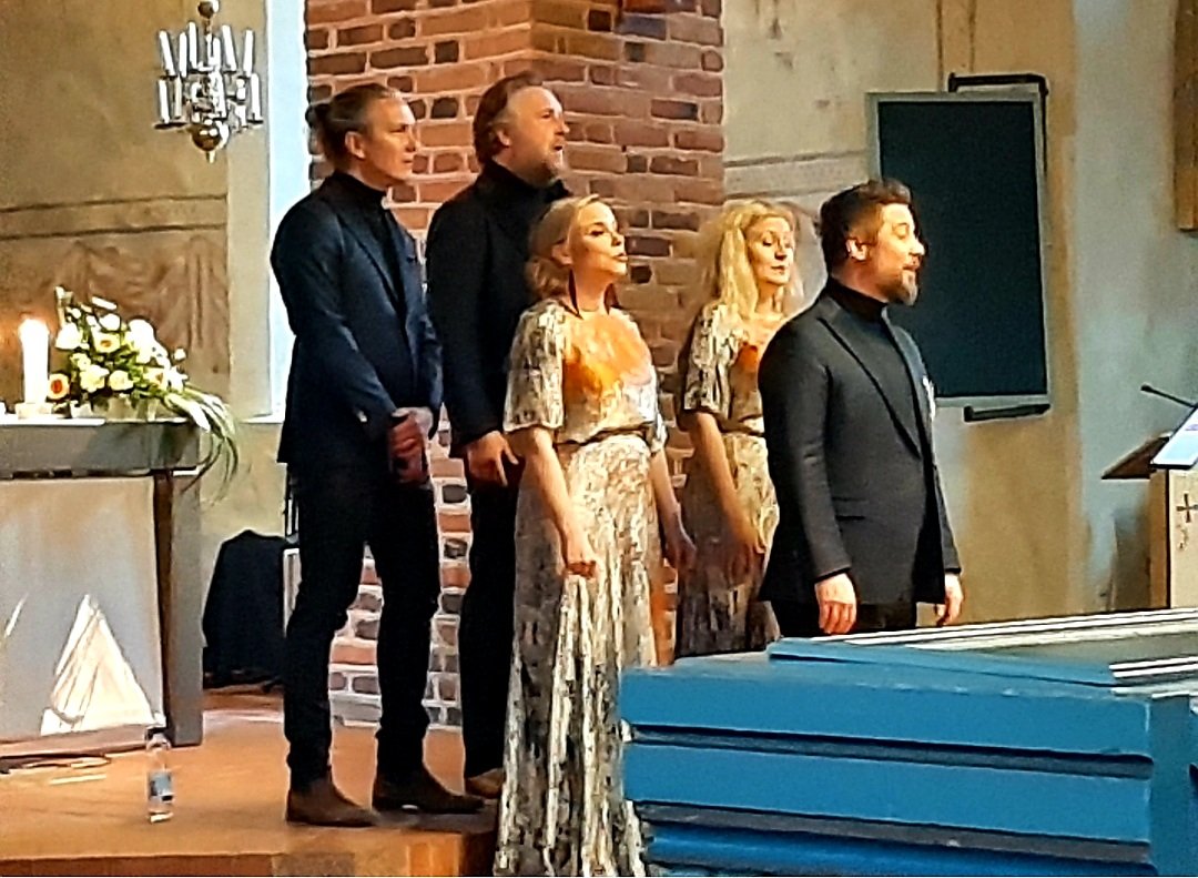 JaanaMaria8's tweet photo. Tänä iltana tällaisissa tunnelmissa.
Espoon Tuomikirkko ja Club for five.
Hienoa accapellaa. Finlandia-hymni kirvoitti kyyneleet.
Kiitos #clubforfive upeasta konsertista! https://t.co/y025iqednq