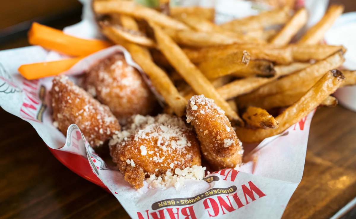 wingbarn's tweet photo. Garlic Parmesan goodness 🤤🔥 Every bite is better than the last! Order online for exclusive wing specials! 👇🏼 

https://t.co/XHCF9j5oSu 👌🏼

#DangGood https://t.co/tEpmBIkmWo