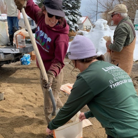 TheCorpsNetwork's tweet photo. ๐ธ #Corps Photo of the Week!
Rocky Mountain Youth Corps helped with local disaster relief last week. The town of Hayden was flooding due to rapid snowmelt, so RMYC used sandbags to reinforce the creek bank.
#CorpsWork #DayinACorps #DisasterRelief #ConservationCorps https://t.co/X9AtQn4XwL