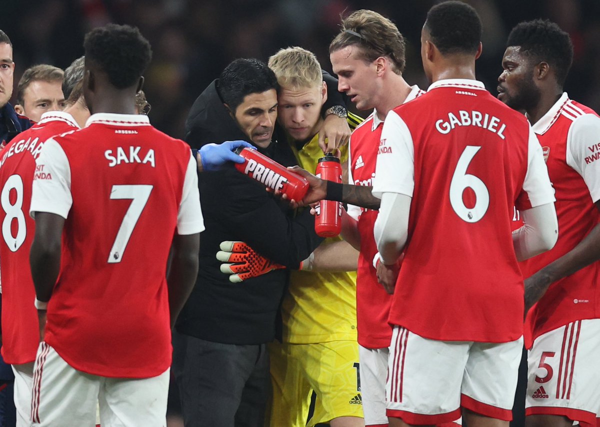 afcstuff's tweet photo. Mikel Arteta showing his appreciation for Aaron Ramsdale, regardless of his mistake leading to Southampton’s opening goal. #afc https://t.co/y0RZbimSuf