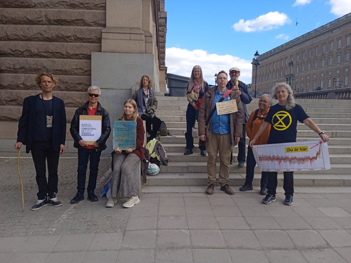 JanineClimate's tweet photo. Week 244, 21/4
#StopCommittingHomicide
1. #FossilFuel companies
2. compliant #Politicians &
3. Silent #Media!
#DisruptionIsDefense
#WeAreNOTSafe
If you feel safe, it is an illusion!
#ClimateStrike
#Twiff, 15, #FridaysForFuture, Sweden, Stockholm, Stallbron https://t.co/QVoIfoTnns