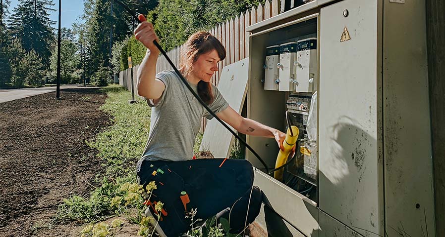 LEDanElectrical's tweet photo. There are different types of electricians that can be called for services. One of the biggest differences is between residential and commercial electricians. Check out the blog in the link below to learn the differences in their serves. 
https://t.co/9lPdoU4xVj https://t.co/eBzVF6sURq