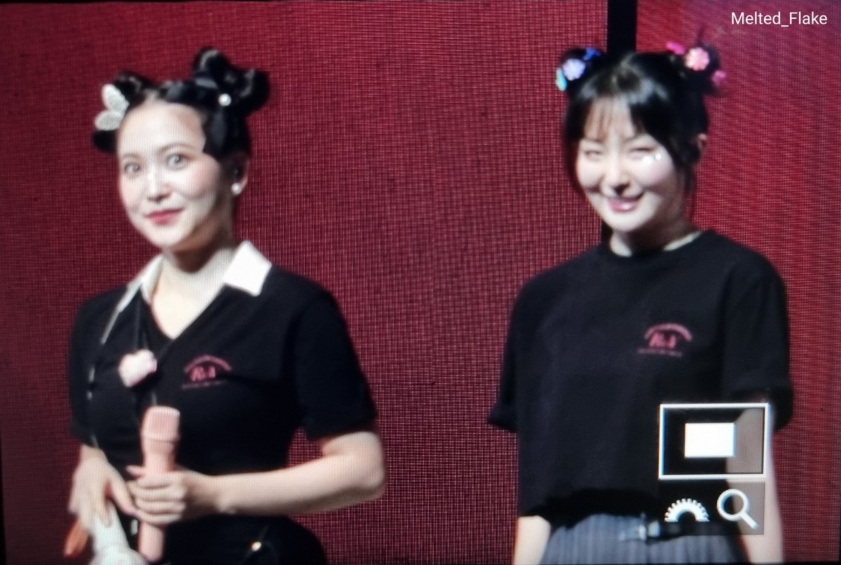 Melted_Flake's tweet photo. 230421[Preview] Red Velvet R to V Singapore-Yeri  
Yeri and Seulgi be 👀
#RedVelvet #RtoV #RtoVinSG #RedVelvet4thConcert_RtoV_in_singapore #YERI #예리 https://t.co/7J7LtMB3TE