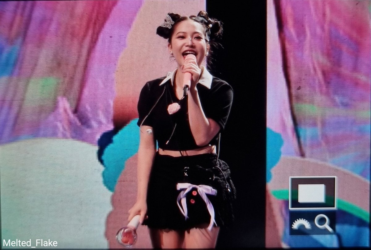 Melted_Flake's tweet photo. 230421[Preview] Red Velvet R to V Singapore-Yeri  
Yeri and Seulgi be 👀
#RedVelvet #RtoV #RtoVinSG #RedVelvet4thConcert_RtoV_in_singapore #YERI #예리 https://t.co/7J7LtMB3TE