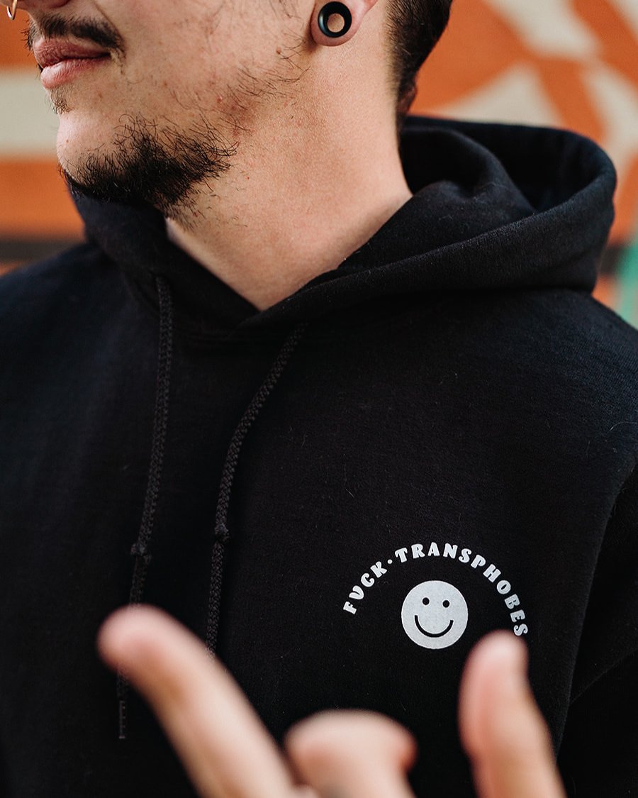 Friday reminder: Fvck Transphobes! (lookin' at you red states 👀) #fvcktransphobes #tgif

👨 @seethestarsablaze
📸 @rileysheaglenn