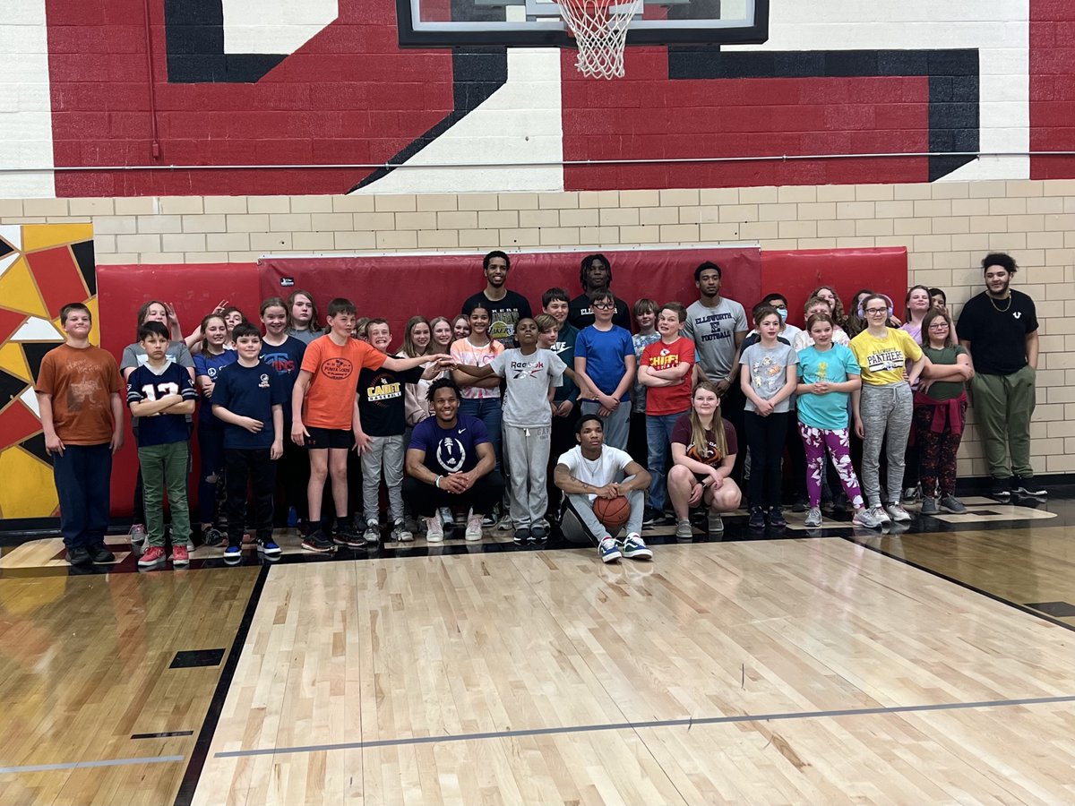 PanthersECC's tweet photo. For National Volunteer Week, TRIO Students volunteered at a variety of places around town. Take a look at our students helping out their community!

Way to go, TRIO Students! 😊

#CreateYourExperience #ExperienceEllsworth https://t.co/Gd29zIpshq