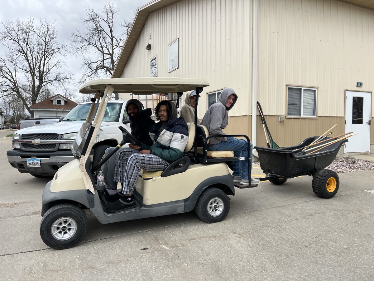 PanthersECC's tweet photo. For National Volunteer Week, TRIO Students volunteered at a variety of places around town. Take a look at our students helping out their community!

Way to go, TRIO Students! 😊

#CreateYourExperience #ExperienceEllsworth https://t.co/Gd29zIpshq