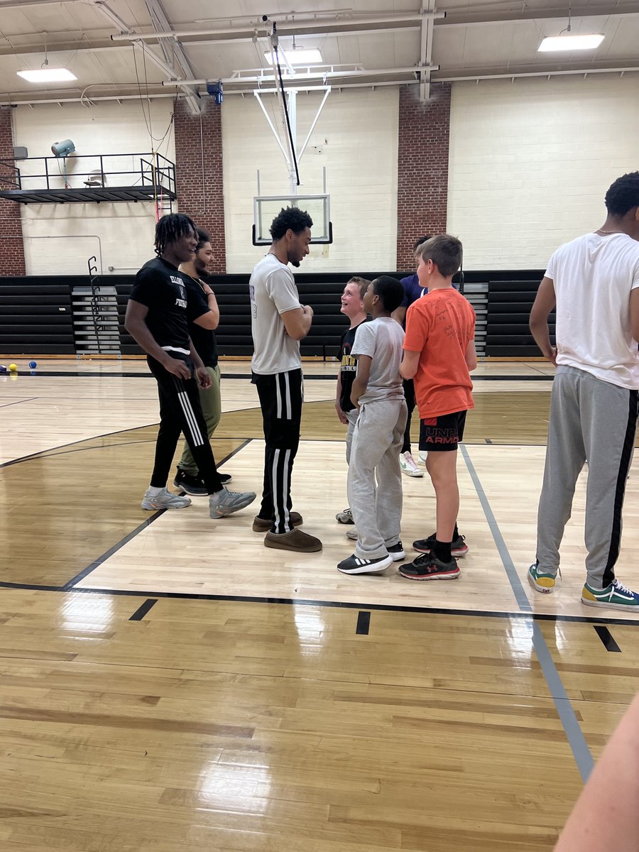 PanthersECC's tweet photo. For National Volunteer Week, TRIO Students volunteered at a variety of places around town. Take a look at our students helping out their community!

Way to go, TRIO Students! 😊

#CreateYourExperience #ExperienceEllsworth https://t.co/Gd29zIpshq