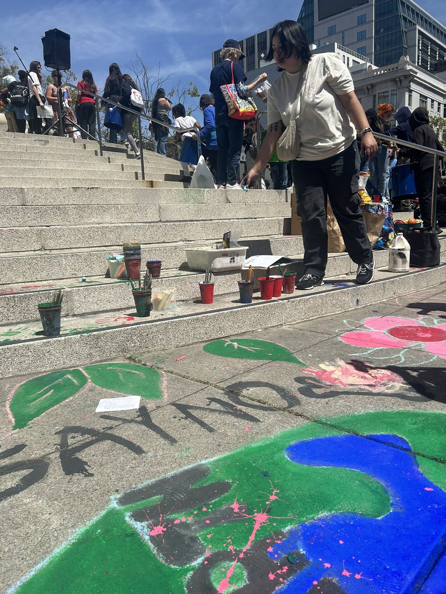 Y_Vs_A's tweet photo. Clubs from SF high schools Washington and Lincoln lead these sidewalk murals to show what we believe in and who we're in solidarity with.
#NoOneIsDisposable #EarthDay2023 https://t.co/n87EX1GjDb