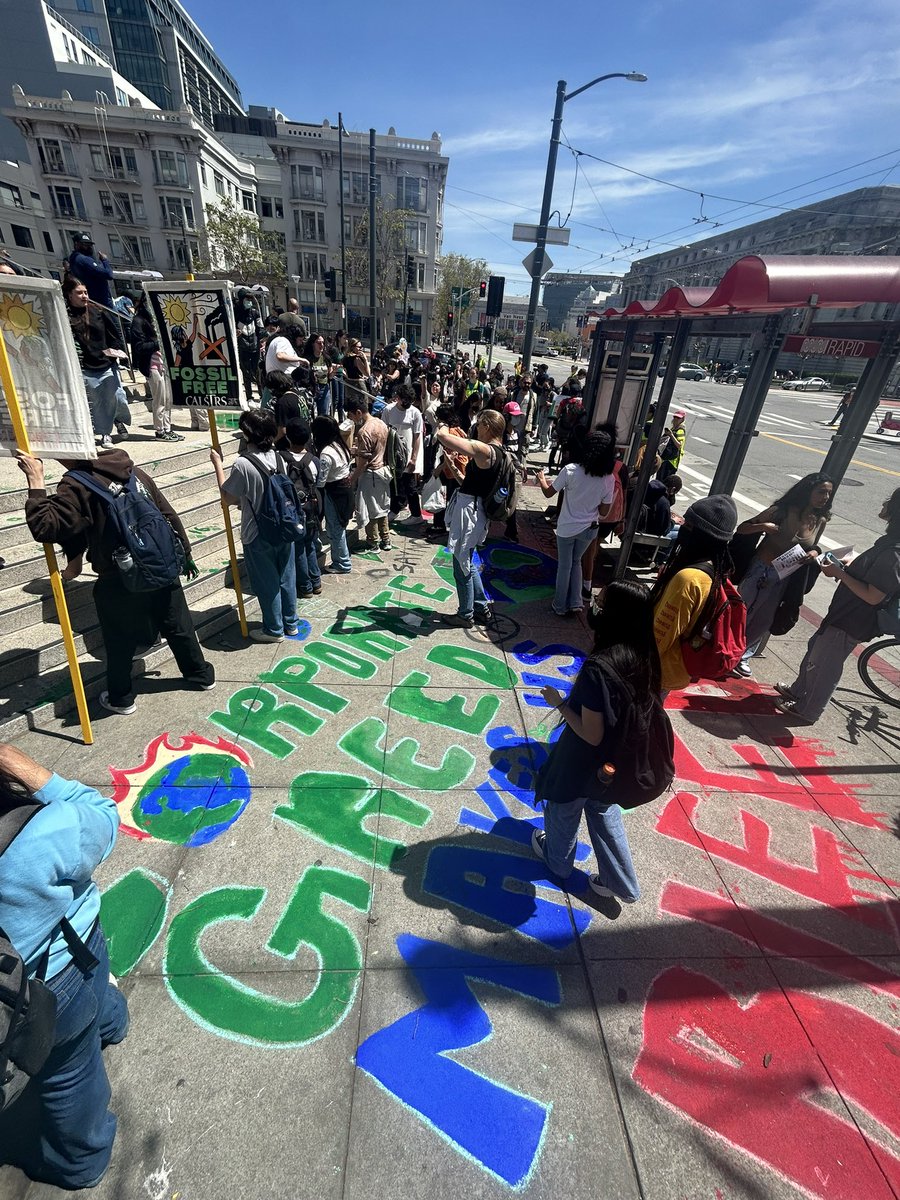 Y_Vs_A's tweet photo. Clubs from SF high schools Washington and Lincoln lead these sidewalk murals to show what we believe in and who we're in solidarity with.
#NoOneIsDisposable #EarthDay2023 https://t.co/n87EX1GjDb