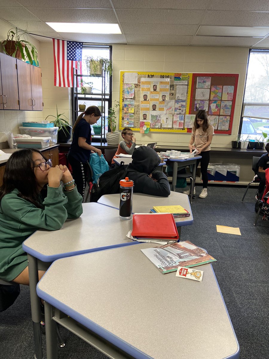 vandesampel77's tweet image. We had a #GuestReader this afternoon from @MsBartuch to  3rd grade class… #BraveStudent
Did a great job and shared an awesome book about #EarthDay @HanoverHuskies