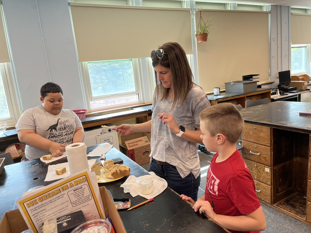 aparkermcs's tweet photo. One session of the MES Sloppy Science mini camp 🍞🧈🍨 https://t.co/mKNG4zmWze