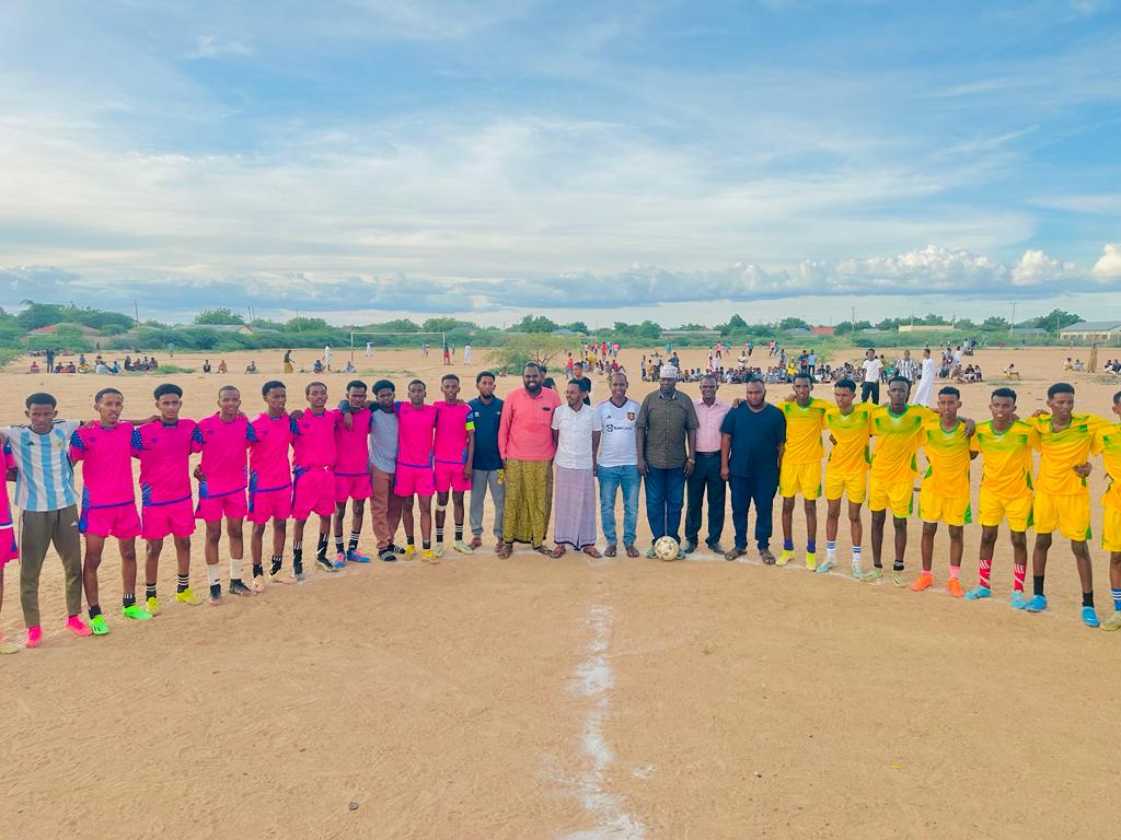 HonHusseinMoha's tweet photo. Lyon fc triumph over Hidaya fc, but it was a win for TOWNSHIP, spirit of comradeship and brotherhood the #EidAlFitr2023 finals fully sponsored by my office.Asante garissa OCPD James Ngetich and Team for preaching peace.
#leadingyoung 
#EidAlFitr2023_مبارک
🇰🇪 https://t.co/FoZaIISW3c