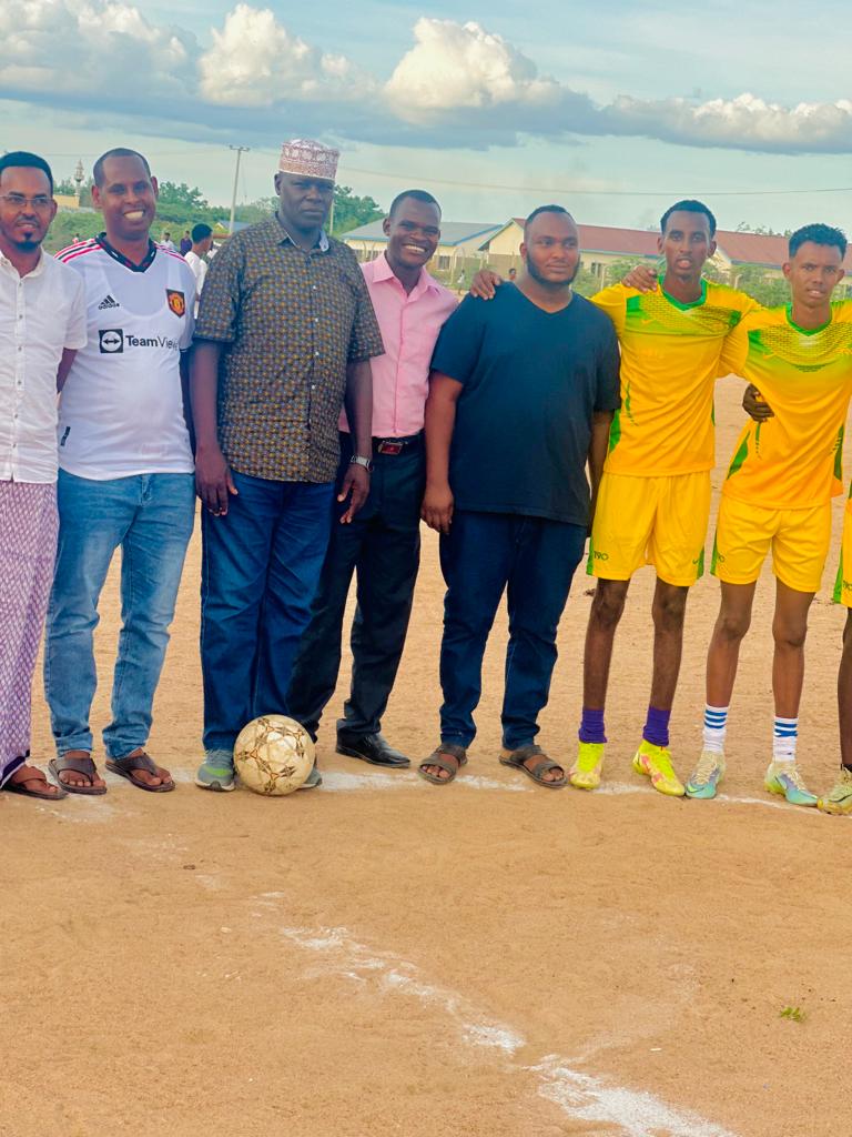 HonHusseinMoha's tweet photo. Lyon fc triumph over Hidaya fc, but it was a win for TOWNSHIP, spirit of comradeship and brotherhood the #EidAlFitr2023 finals fully sponsored by my office.Asante garissa OCPD James Ngetich and Team for preaching peace.
#leadingyoung 
#EidAlFitr2023_مبارک
🇰🇪 https://t.co/FoZaIISW3c